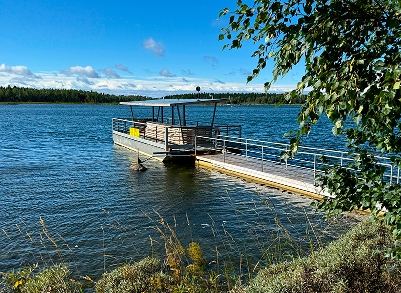 Färja vid bryggan.