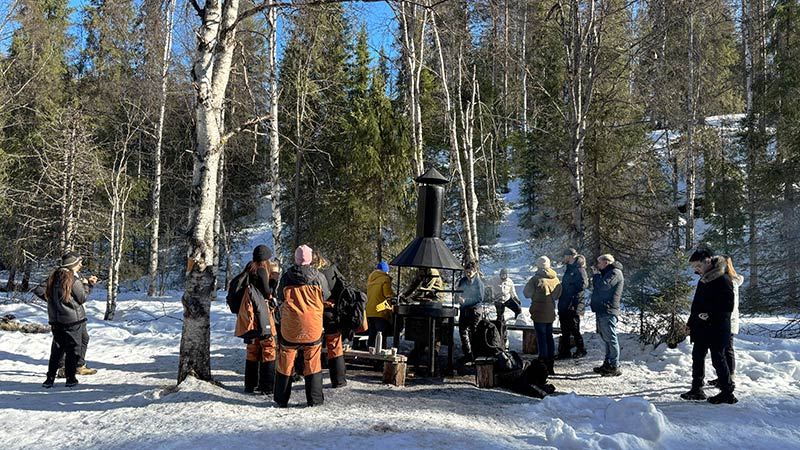 Ryhmä ihmisiä taukopaikalla.