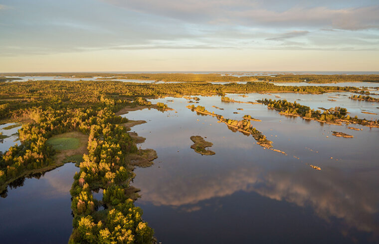 Ilmakuvassa vett&auml; ja saaristoa.
