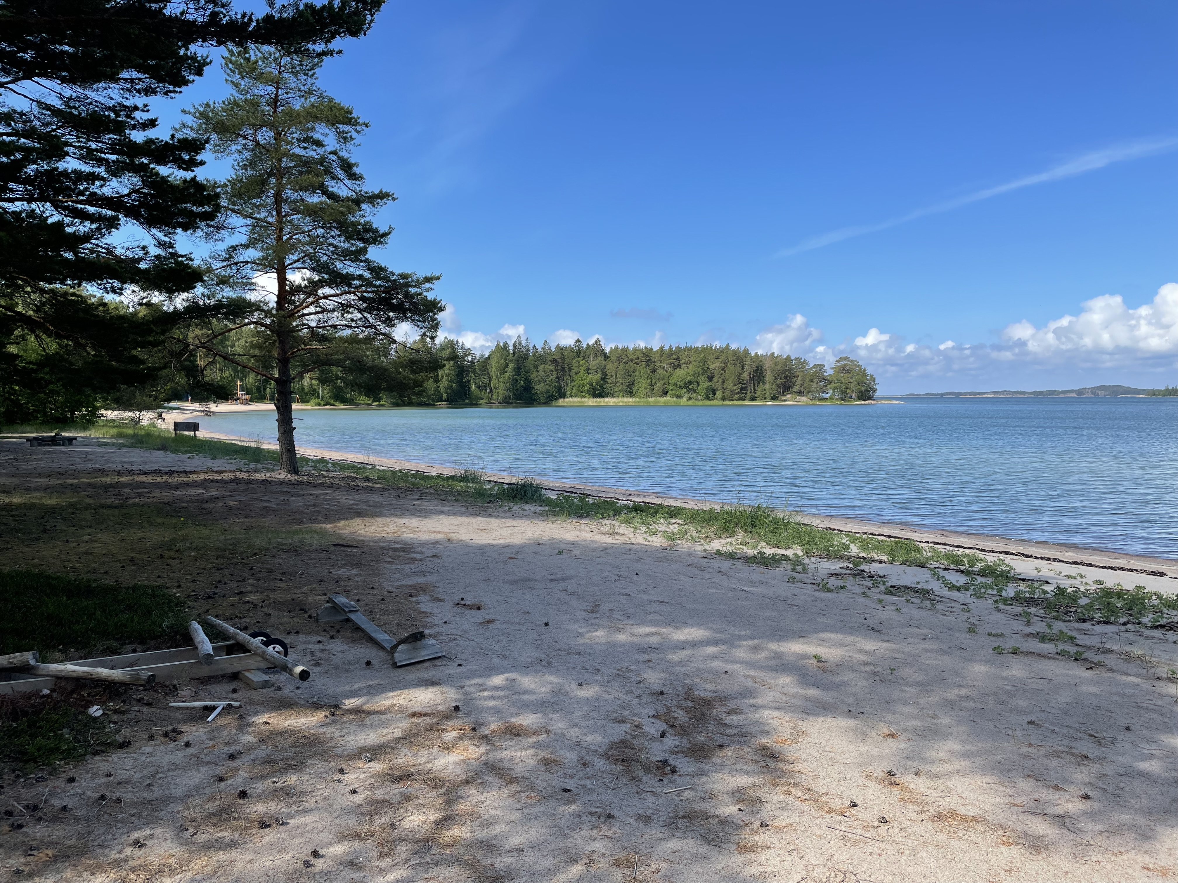 Solig sandstrand