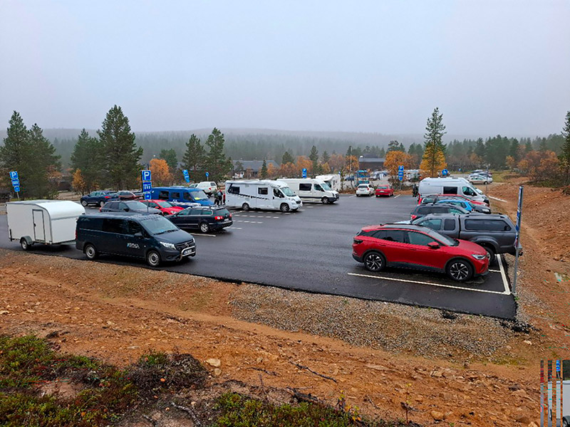 Bilar står parkerade på parkeringsområdet.