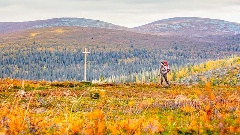 Vaeltaja tuntureilla ruskan aikaan.
