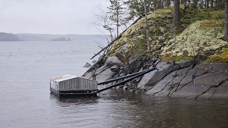 Keinopesä järvessä kallion kupeessa.